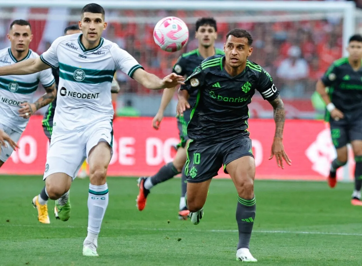 Inter defende tabu de 14 anos contra o Coritiba e mira virada no Brasileirão Alan Patrick, Inter