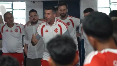 Vídeo mostra Pezzolano correndo para celebrar o empate com os jogadores do Inter Paulo Pezzolano pelo Inter