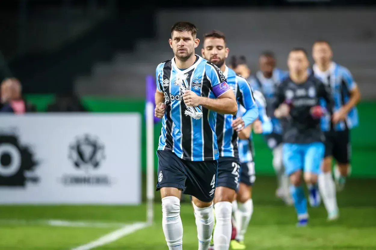Vídeo mostra Kannemann salvando gol na Arena e levantando torcida do Grêmio Kannemann pelo Grêmio