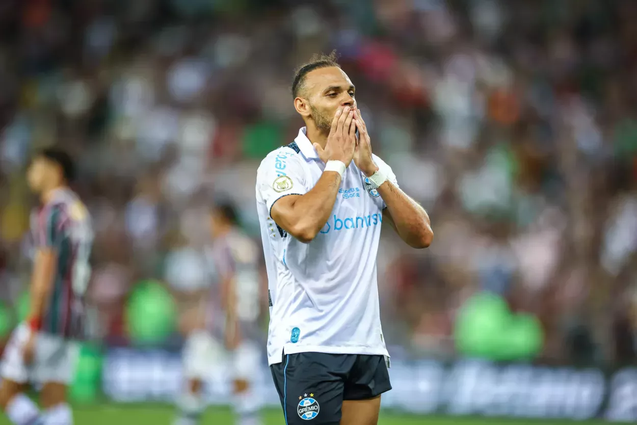 Braithwaite retoma gols e se diz 100%, mas titularidade no Grêmio segue improvável Braithwaite com a camisa do Grêmio