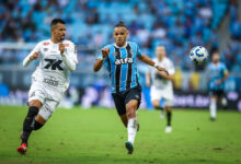 RS - FUTEBOL/CAMPEONATO BRASILEIRO 2025/GREMIO x SANTOS - ESPORTES - Lance da partida entre Gremio e Santos disputada na tarde deste domingo, na Arena do Gremio, em partida valida pela Campeonato Brasileiro 2025. FOTO: LUCAS UEBEL/GREMIO FBPA