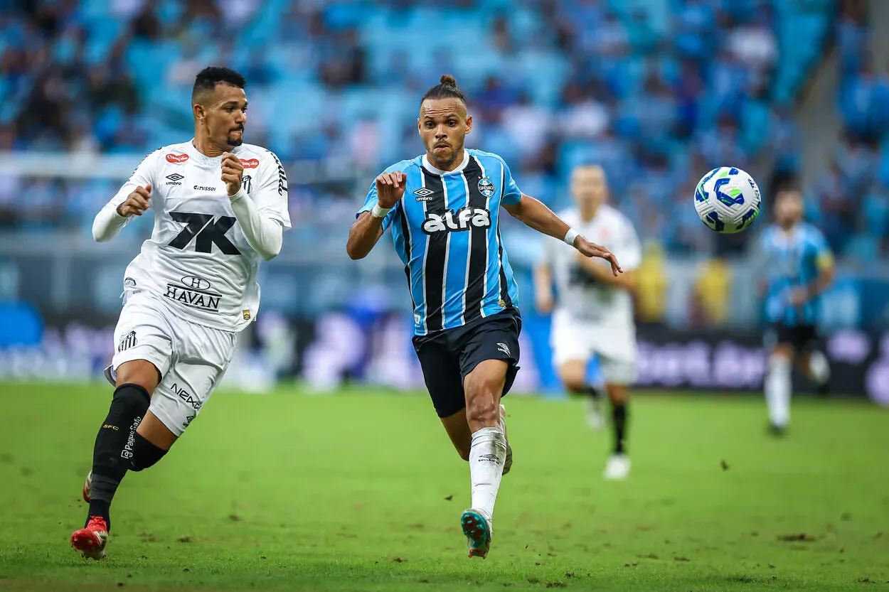 Grêmio pega Santos desfalcado e vê problema de Cuca ir além de Neymar RS - FUTEBOL/CAMPEONATO BRASILEIRO 2025/GREMIO x SANTOS - ESPORTES - Lance da partida entre Gremio e Santos disputada na tarde deste domingo, na Arena do Gremio, em partida valida pela Campeonato Brasileiro 2025. FOTO: LUCAS UEBEL/GREMIO FBPA