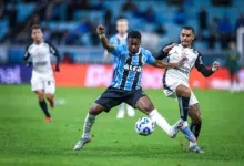 RS - FUTEBOL/CAMPEONATO BRASILEIRO 2025/GREMIO x CORINTHIANS - ESPORTES - Lance da partida entre Gremio e Corinthians isputada na noite desta quinta-feira, na Arena do Gremio, em partida valida pela Campeonato Brasileiro 2025. FOTO: LUCAS UEBEL/GREMIO FBPA