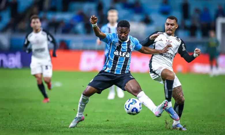RS - FUTEBOL/CAMPEONATO BRASILEIRO 2025/GREMIO x CORINTHIANS - ESPORTES - Lance da partida entre Gremio e Corinthians isputada na noite desta quinta-feira, na Arena do Gremio, em partida valida pela Campeonato Brasileiro 2025. FOTO: LUCAS UEBEL/GREMIO FBPA