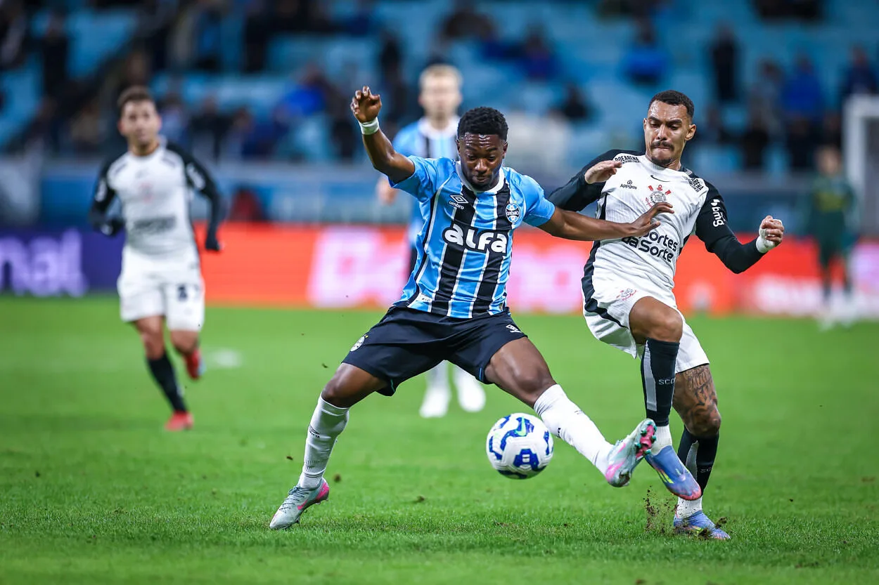 Z4 antes da Copa? Grêmio tem jogo decisivo contra o Corinthians RS - FUTEBOL/CAMPEONATO BRASILEIRO 2025/GREMIO x CORINTHIANS - ESPORTES - Lance da partida entre Gremio e Corinthians isputada na noite desta quinta-feira, na Arena do Gremio, em partida valida pela Campeonato Brasileiro 2025. FOTO: LUCAS UEBEL/GREMIO FBPA