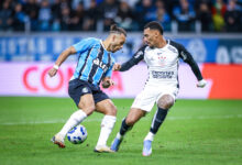 RS - FUTEBOL/CAMPEONATO BRASILEIRO 2025/GREMIO x CORINTHIANS - ESPORTES - Lance da partida entre Gremio e Corinthians isputada na noite desta quinta-feira, na Arena do Gremio, em partida valida pela Campeonato Brasileiro 2025. FOTO: LUCAS UEBEL/GREMIO FBPA