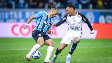 Z4 antes da Copa? Grêmio tem jogo decisivo contra o Corinthians RS - FUTEBOL/CAMPEONATO BRASILEIRO 2025/GREMIO x CORINTHIANS - ESPORTES - Lance da partida entre Gremio e Corinthians isputada na noite desta quinta-feira, na Arena do Gremio, em partida valida pela Campeonato Brasileiro 2025. FOTO: LUCAS UEBEL/GREMIO FBPA