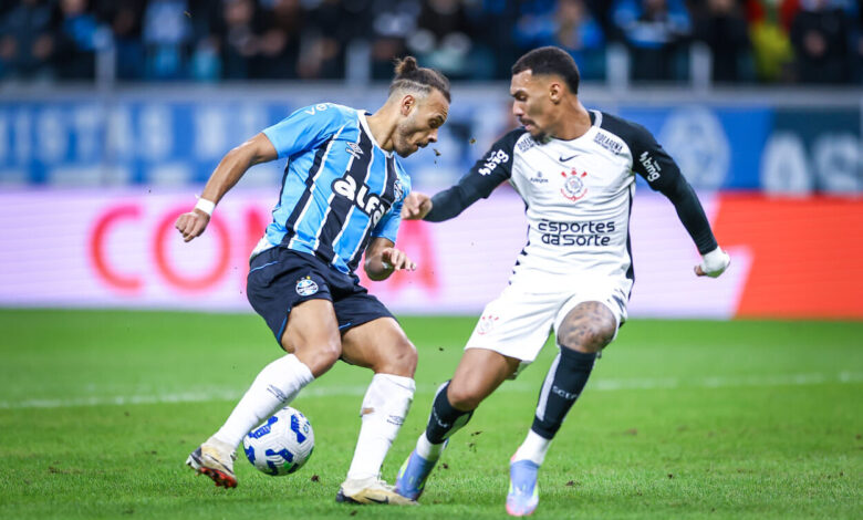 RS - FUTEBOL/CAMPEONATO BRASILEIRO 2025/GREMIO x CORINTHIANS - ESPORTES - Lance da partida entre Gremio e Corinthians isputada na noite desta quinta-feira, na Arena do Gremio, em partida valida pela Campeonato Brasileiro 2025. FOTO: LUCAS UEBEL/GREMIO FBPA