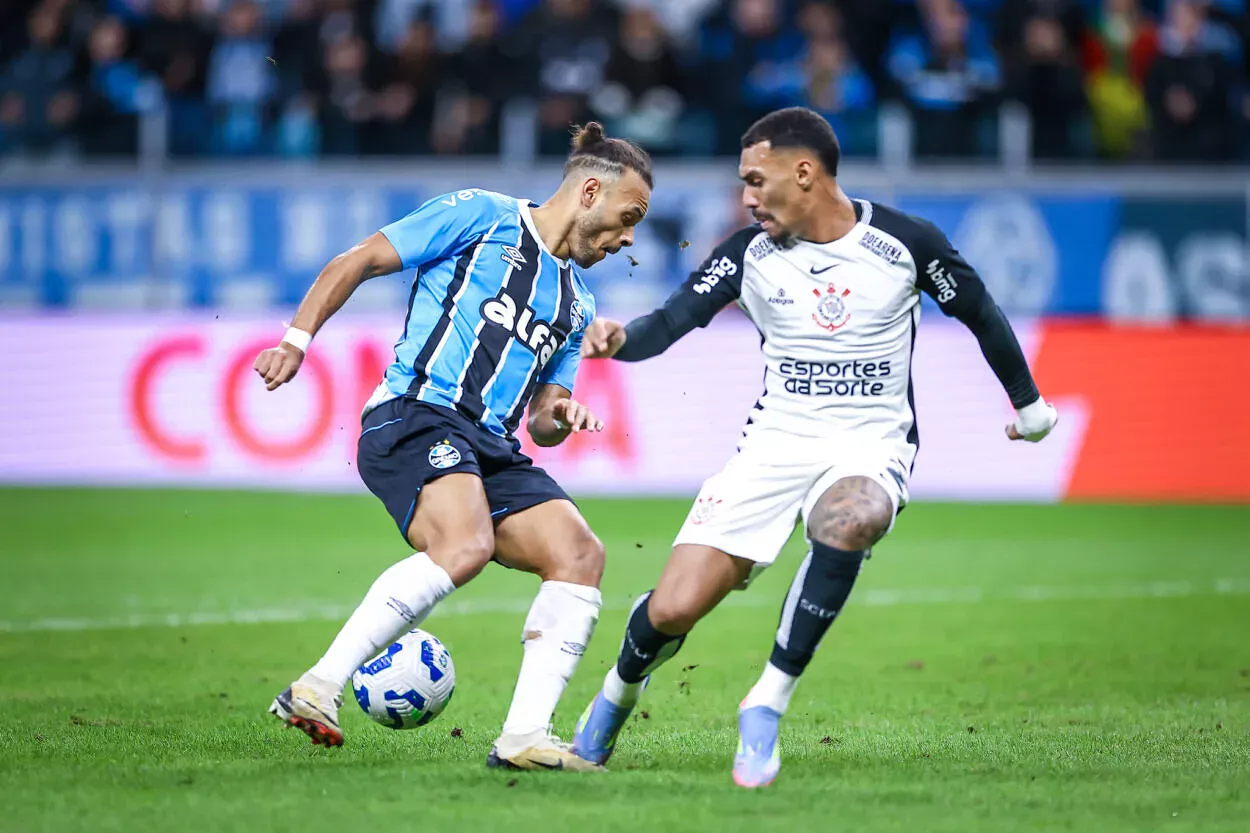 Além de Depay, Corinthians perde outro atacante contra o Grêmio RS - FUTEBOL/CAMPEONATO BRASILEIRO 2025/GREMIO x CORINTHIANS - ESPORTES - Lance da partida entre Gremio e Corinthians isputada na noite desta quinta-feira, na Arena do Gremio, em partida valida pela Campeonato Brasileiro 2025. FOTO: LUCAS UEBEL/GREMIO FBPA
