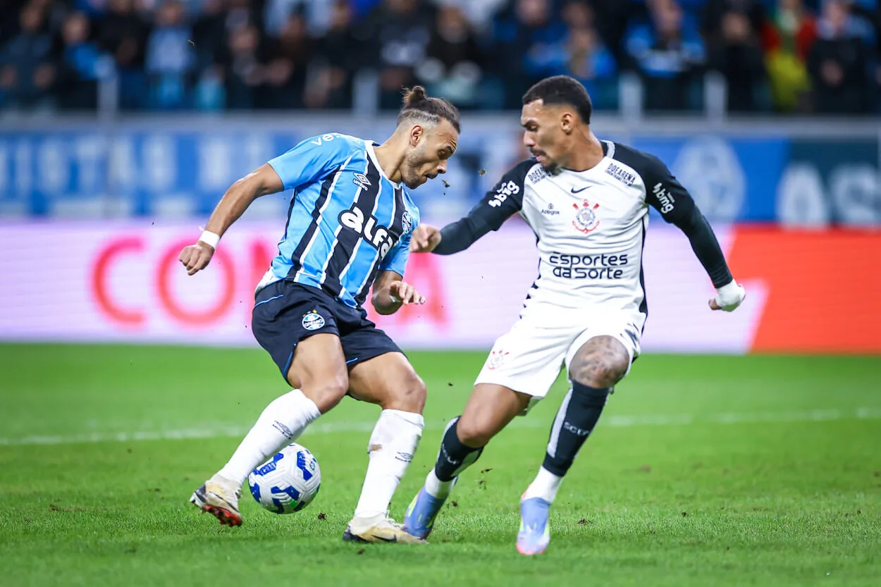 RS - FUTEBOL/CAMPEONATO BRASILEIRO 2025/GREMIO x CORINTHIANS - ESPORTES - Lance da partida entre Gremio e Corinthians isputada na noite desta quinta-feira, na Arena do Gremio, em partida valida pela Campeonato Brasileiro 2025. FOTO: LUCAS UEBEL/GREMIO FBPA