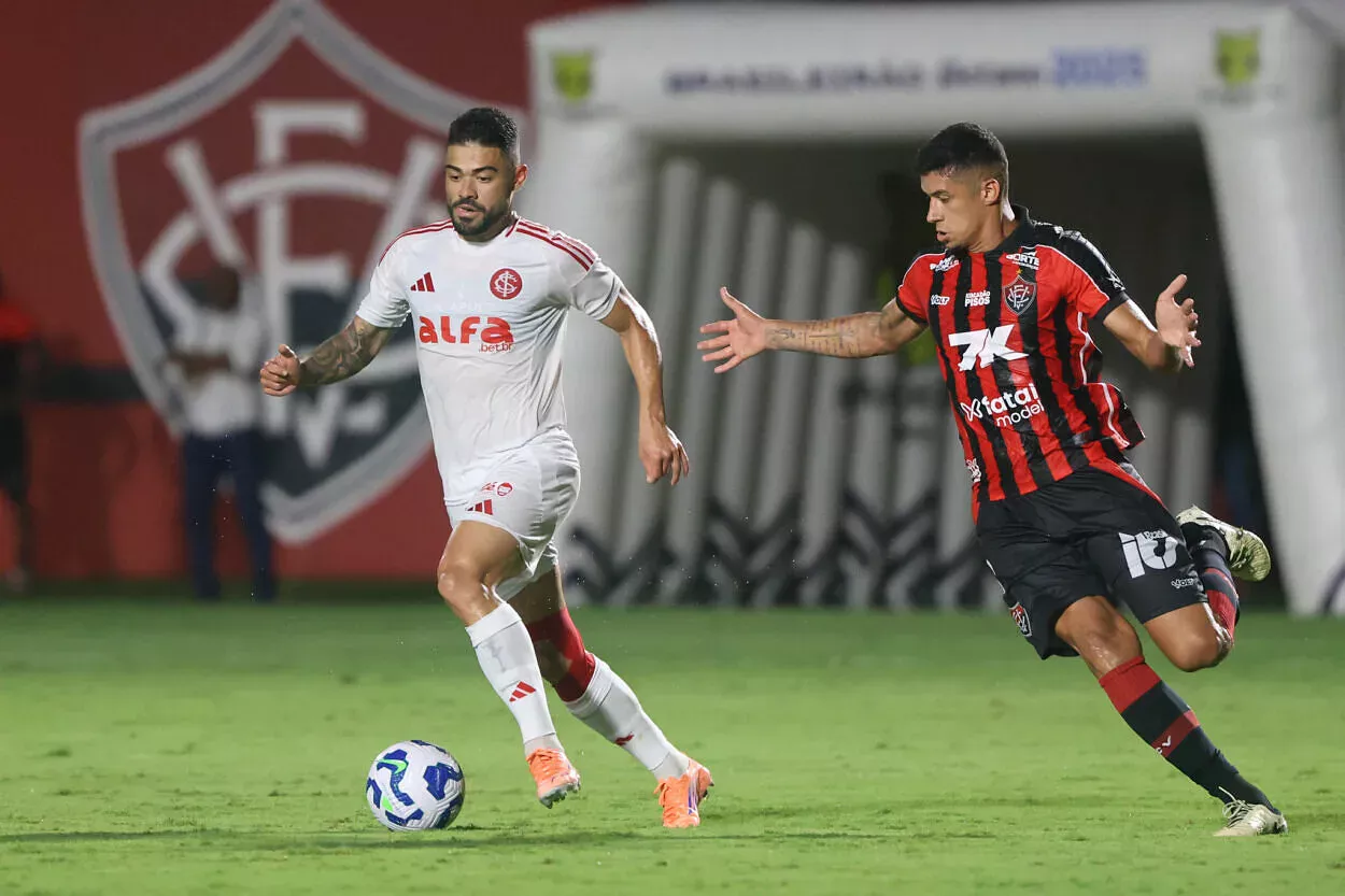 Vitória chega forte contra o Inter mas perde peça importante no meio Bruno Tabata do Inter contra o Vitória em 2025 Foto: Ricardo Duarte / Internacional