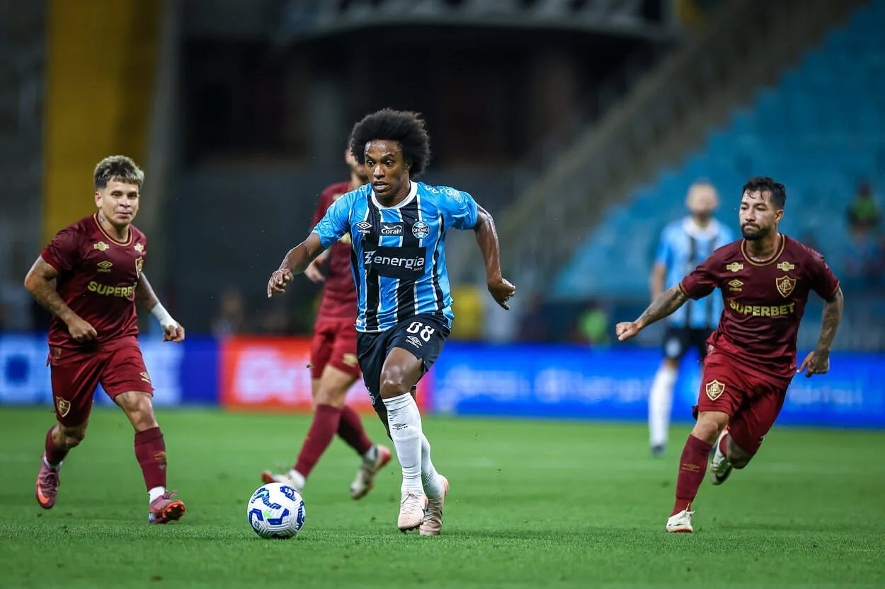 Clubes demonstram interesse em Willian e futuro no Grêmio passa a ser incerto Grêmio de Willian