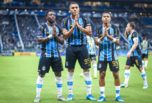 RS - FUTEBOL/CONMEBOL SULAMERICANA 2025 /GREMIO X DEPORTIVO RIESTRA - ESPORTES - Lance da partida entre Gremio e Deportivo Riestra, disputada na noite desta terca-feira, na Arena do Gremio, valida pela Copa Sul-americana 2026. FOTO: LUCAS UEBEL/GREMIO FBPA