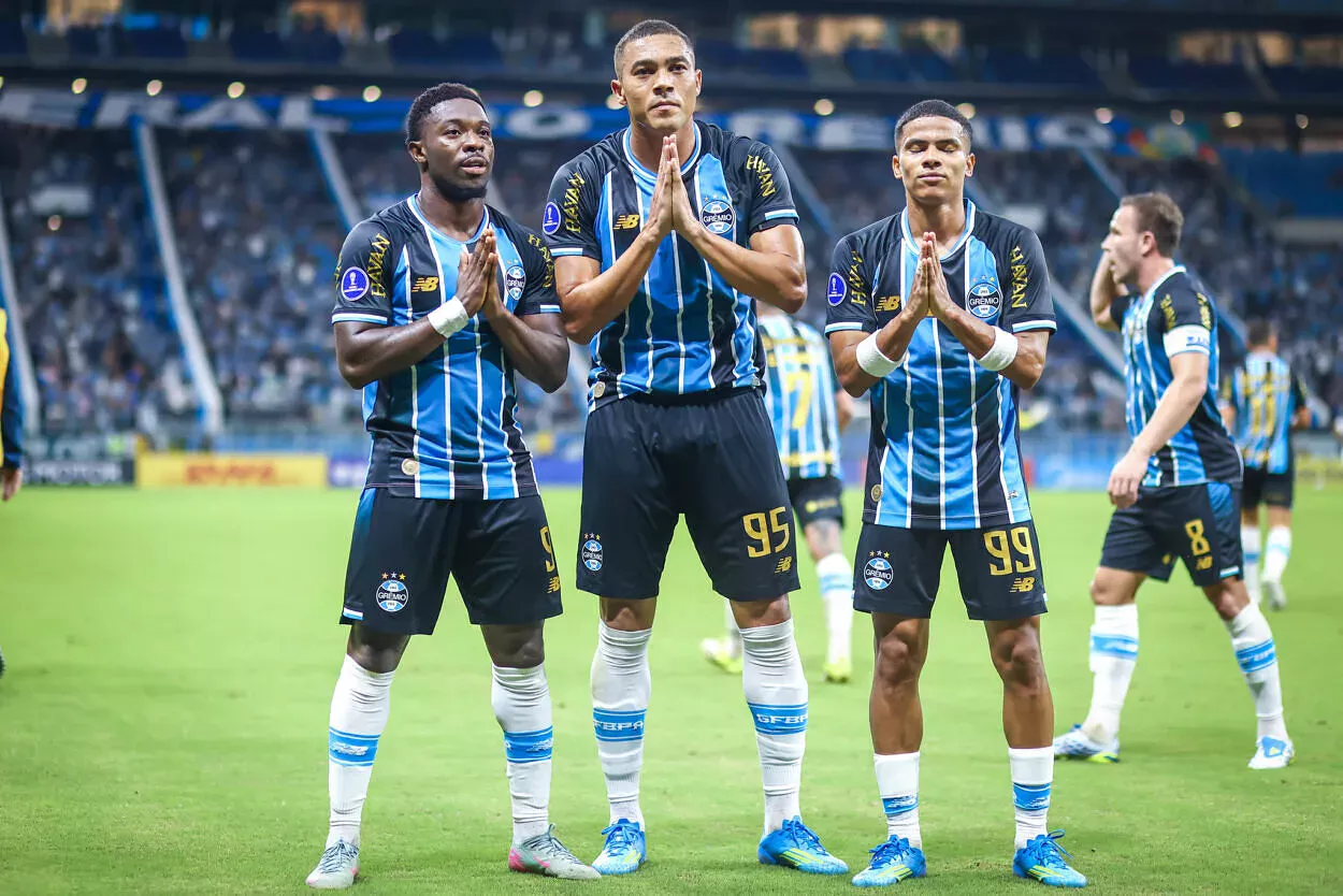 RS - FUTEBOL/CONMEBOL SULAMERICANA 2025 /GREMIO X DEPORTIVO RIESTRA - ESPORTES - Lance da partida entre Gremio e Deportivo Riestra, disputada na noite desta terca-feira, na Arena do Gremio, valida pela Copa Sul-americana 2026. FOTO: LUCAS UEBEL/GREMIO FBPA