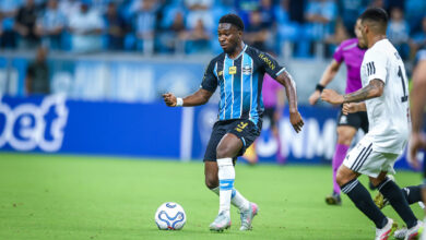 Comentarista alerta para possível problema interno se o Grêmio "segurar" Amuzu Amuzu pelo Grêmio