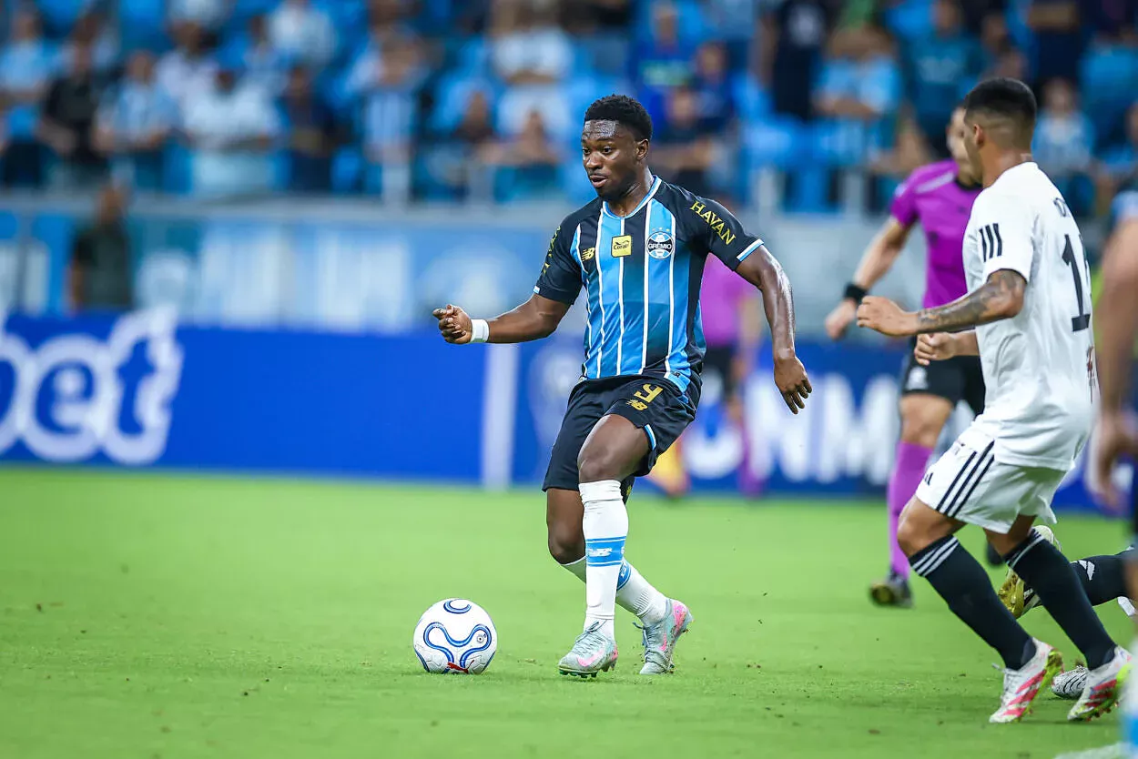 Comentarista alerta para possível problema interno se o Grêmio "segurar" Amuzu Amuzu pelo Grêmio