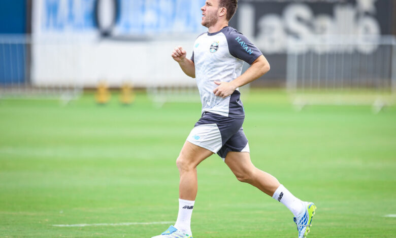 Arthur com a camisa do Grêmio