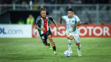 RS - FUTEBOL/CONMEBOL SULAMERICANA 2026 /GREMIO X PALESTINO- ESPORTES - Lance da partida entre Grêmio e Palestino disputada na noite desta quarta-feira, no estádio La Cisterna, em Santiago no Chile, valida pela Copa Sul-Americana 2026. FOTO: LUCAS UEBEL/GRÊMIO FBPA
