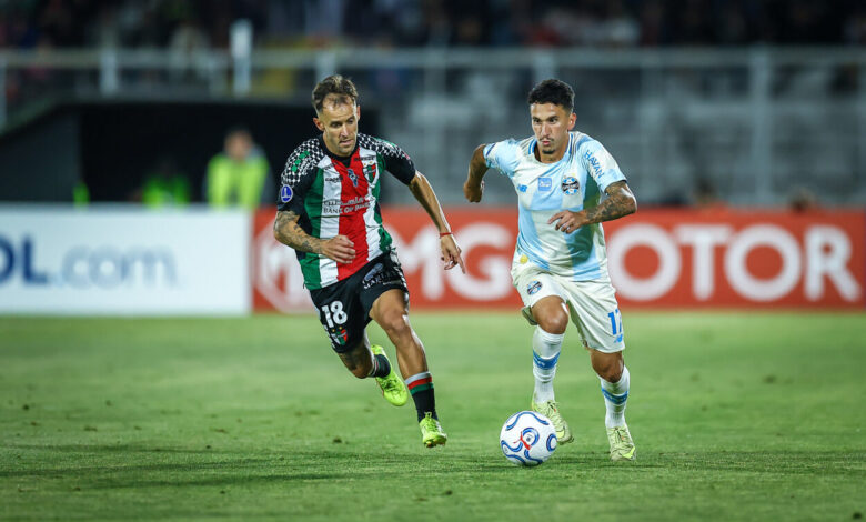 RS - FUTEBOL/CONMEBOL SULAMERICANA 2026 /GREMIO X PALESTINO- ESPORTES - Lance da partida entre Grêmio e Palestino disputada na noite desta quarta-feira, no estádio La Cisterna, em Santiago no Chile, valida pela Copa Sul-Americana 2026. FOTO: LUCAS UEBEL/GRÊMIO FBPA