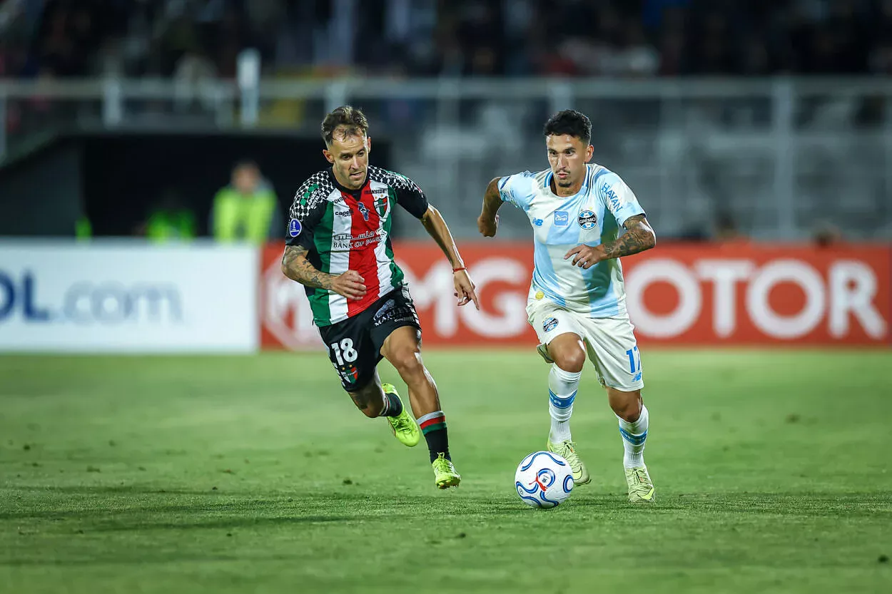 City Torque vence mais uma e pressiona o Grêmio na Sul-Americana; veja a tabela RS - FUTEBOL/CONMEBOL SULAMERICANA 2026 /GREMIO X PALESTINO- ESPORTES - Lance da partida entre Grêmio e Palestino disputada na noite desta quarta-feira, no estádio La Cisterna, em Santiago no Chile, valida pela Copa Sul-Americana 2026. FOTO: LUCAS UEBEL/GRÊMIO FBPA