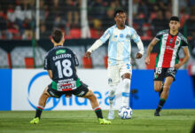 RS - FUTEBOL/CONMEBOL SULAMERICANA 2026 /GREMIO X PALESTINO- ESPORTES - Lance da partida entre Grêmio e Palestino disputada na noite desta quarta-feira, no estádio La Cisterna, em Santiago no Chile, valida pela Copa Sul-Americana 2026. FOTO: LUCAS UEBEL/GRÊMIO FBPA