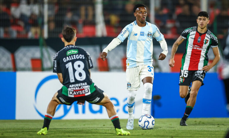 RS - FUTEBOL/CONMEBOL SULAMERICANA 2026 /GREMIO X PALESTINO- ESPORTES - Lance da partida entre Grêmio e Palestino disputada na noite desta quarta-feira, no estádio La Cisterna, em Santiago no Chile, valida pela Copa Sul-Americana 2026. FOTO: LUCAS UEBEL/GRÊMIO FBPA