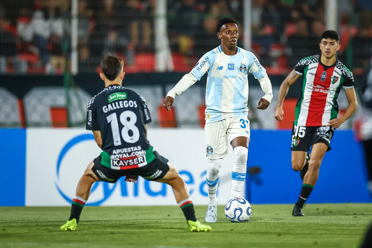 RS - FUTEBOL/CONMEBOL SULAMERICANA 2026 /GREMIO X PALESTINO- ESPORTES - Lance da partida entre Grêmio e Palestino disputada na noite desta quarta-feira, no estádio La Cisterna, em Santiago no Chile, valida pela Copa Sul-Americana 2026. FOTO: LUCAS UEBEL/GRÊMIO FBPA
