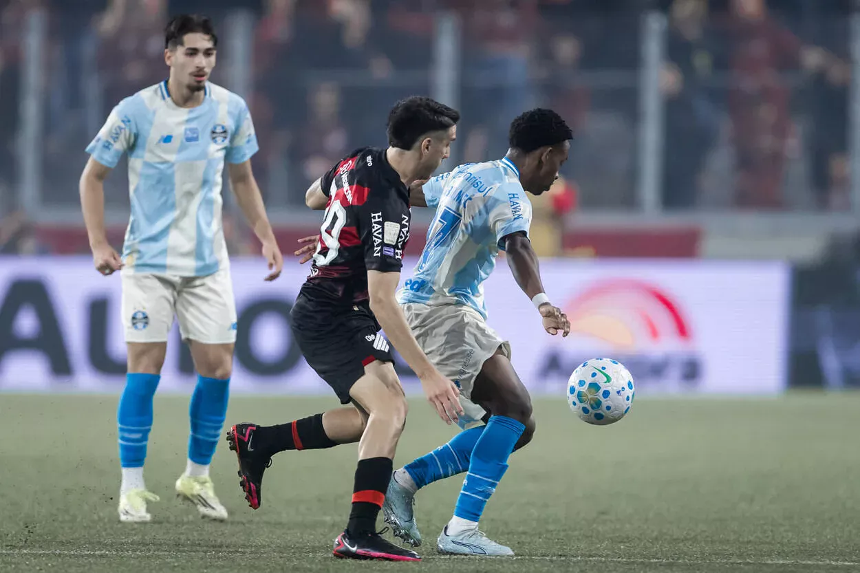 RS - ESPORTES/BRASILEIRÃO 2026 - Lance da partida Athletico-PR x Grêmio, no Arena da Baixada na data de 02/05/2026, válida pelo Brasileirão 2026. FOTO: Igor Barrankievicz/GRÊMIO FBPA