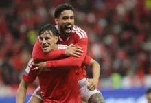 Bernabei comemora seu gol, pelo Inter contra o Fluminense no Beira-Rio.
