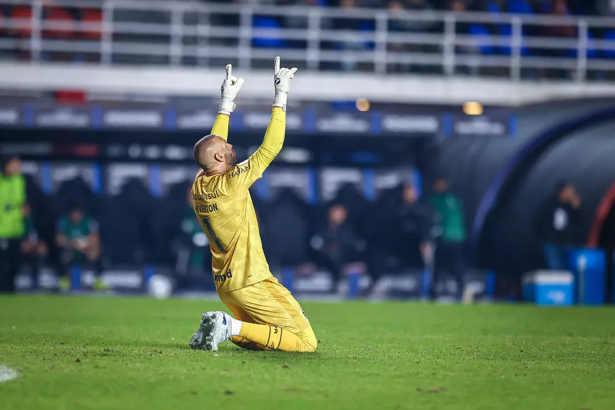 RS - FUTEBOL/CONMEBOL SULAMERICANA 2026 /GREMIO X RIESTRA- ESPORTES - Lance da partida entre Gremio e Riestra disputada na noite desta terca-feira, no estádio Pedro Bidegain (Nuevo Gasometro), em Buenos Aires, valida pela Copa Sulamericana 2026. FOTO: LUCAS UEBEL/GREMIO FBPA