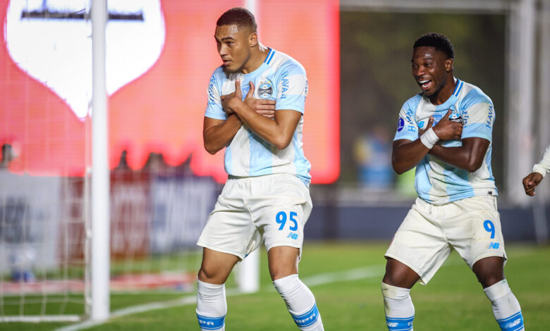 RS - ESPORTES/COPA SUL-AMERICANA - Lance da partida Deportivo Riestra x Grêmio, no Pedro Bidegain na data de 05/05/2026, válida pela Copa Sul-Americana 2026. FOTO: LUCAS UEBEL/GRÊMIO FBPA