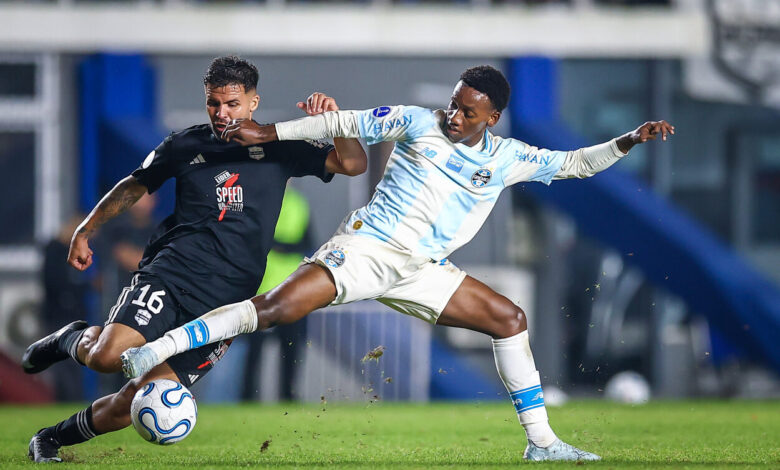 RS - ESPORTES/COPA SUL-AMERICANA - Gabriel Mec em lance da partida Deportivo Riestra x Grêmio, no Pedro Bidegain na data de 05/05/2026, válida pela Copa Sul-Americana 2026. FOTO: LUCAS UEBEL/GRÊMIO FBPA