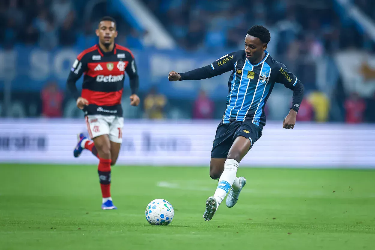 RS - FUTEBOL/CAMPEONATO BRASILEIRO 2026/GREMIO x FLAMENGO - ESPORTES - Lance da partida entre Grêmio e Flamengo disputada na noite deste domingo, na Arena do Grêmio, em partida valida pela Campeonato Brasileiro 2026. FOTO: LUCAS UEBEL/GREMIO FBPA