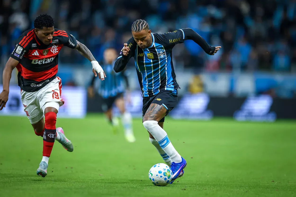Bastidores: jogadores do Flamengo relatam que encontraram "espaços" na defesa do Grêmio Grêmio