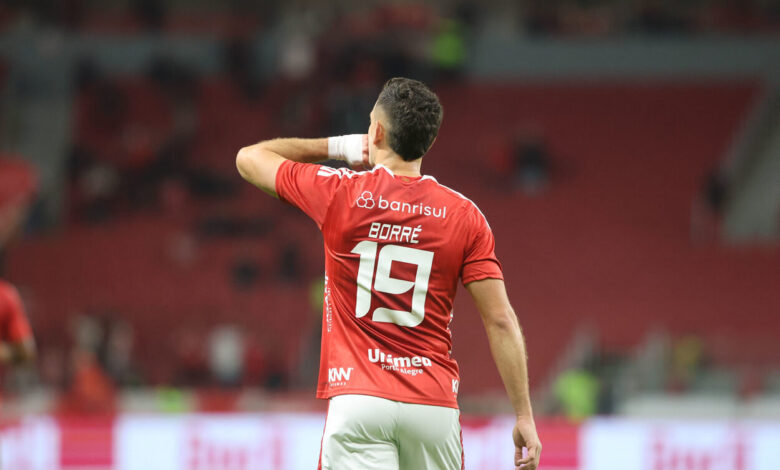Rafael Borré, marca gol do Inter contra o Athletic-MG