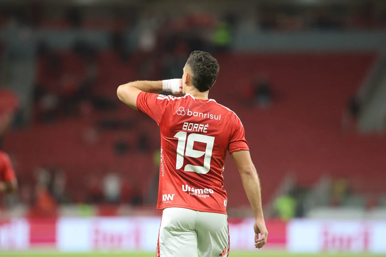 Rafael Borré, marca gol do Inter contra o Athletic-MG