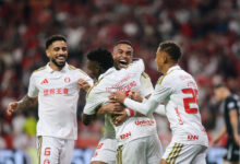 Carbonero e Alerrandro comemorando gol pelo Inter contra o Vasco