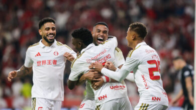 Carbonero dá show pelo Inter, mas amarelo vira problema no Brasileirão Carbonero e Alerrandro comemorando gol pelo Inter contra o Vasco