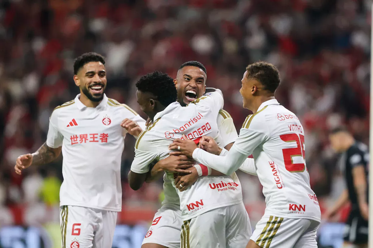 Carbonero dá show pelo Inter, mas amarelo vira problema no Brasileirão Carbonero e Alerrandro comemorando gol pelo Inter contra o Vasco