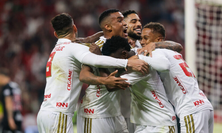 Carbonero, Alerrandro, Bernabei, time do Inter comemoram gol contra o Vasco