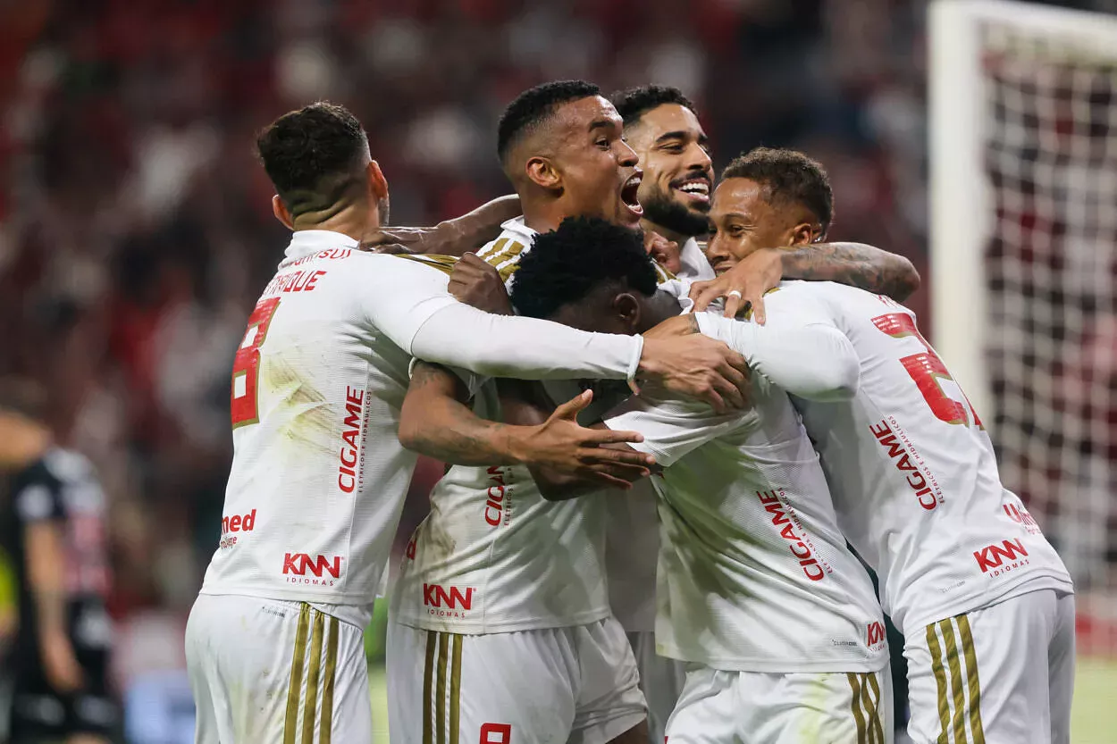 Inter atropela Vasco no Beira-Rio e transforma pressão em goleada Carbonero, Alerrandro, Bernabei, time do Inter comemoram gol contra o Vasco
