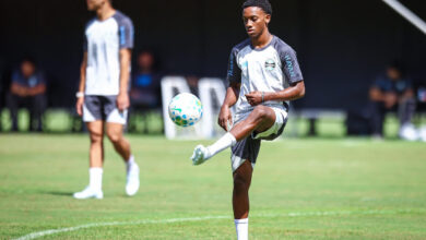 Gabriel Mec se manifesta antes de Bahia x Grêmio: "Precisamos sair desta fase" Gabriel Mec pelo Grêmio