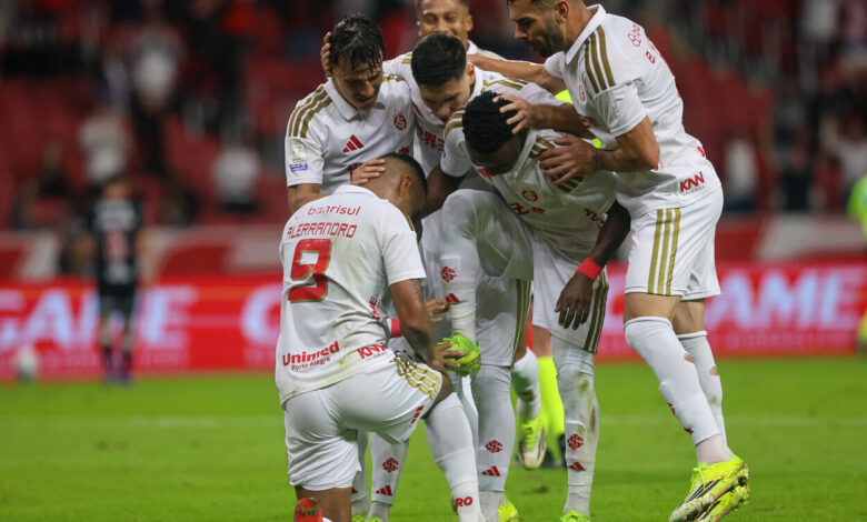 Elenco do Inter comemorando gol contra o Vasco