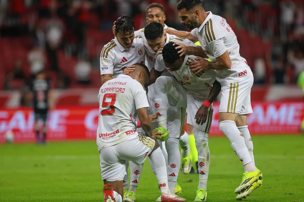 Elenco do Inter comemorando gol contra o Vasco