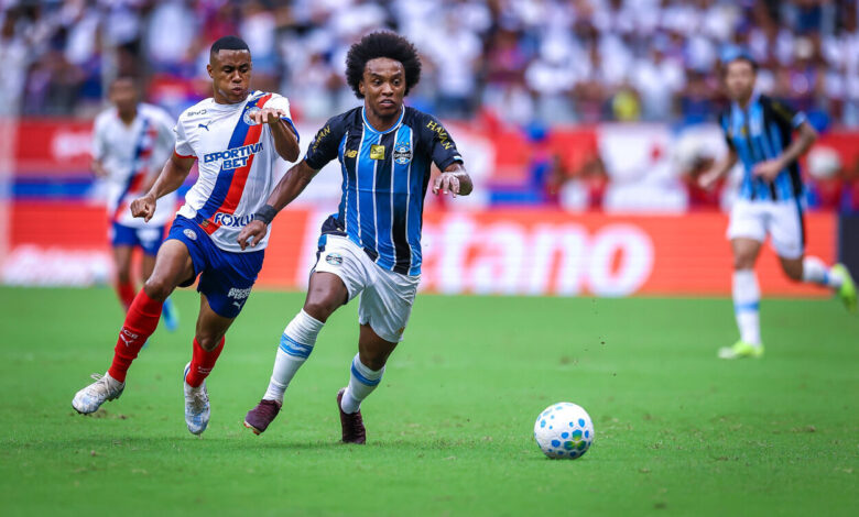RS - FUTEBOL/CAMPEONATO BRASILEIRO 2026/GRÊMIO X BAHIA - ESPORTES - Lance da partida entre Grêmio e Bahia disputada na tarde deste domingo, na Arena Fonte Nova, em Salvador, valida pela Campeonato Brasileiro 2026. FOTO: LUCAS UEBEL/GREMIO FBPA