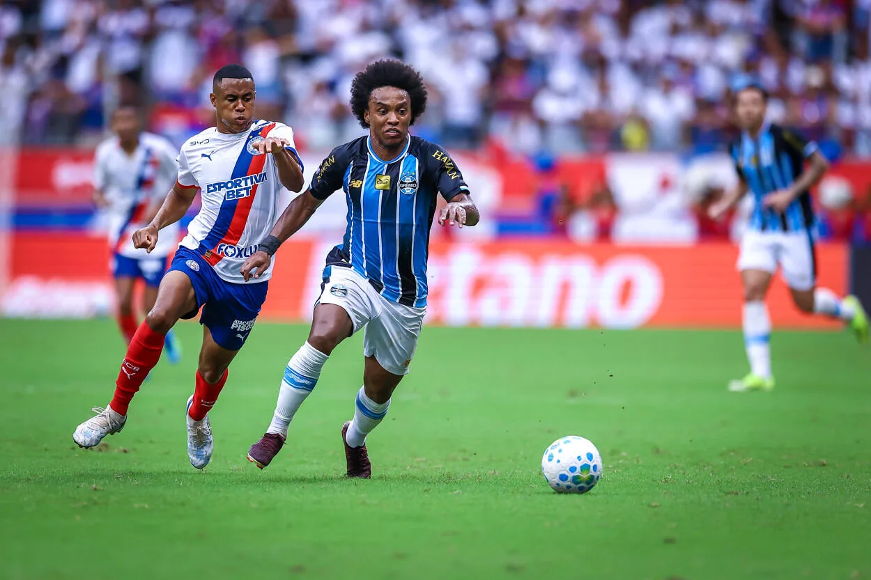 RS - FUTEBOL/CAMPEONATO BRASILEIRO 2026/GRÊMIO X BAHIA - ESPORTES - Lance da partida entre Grêmio e Bahia disputada na tarde deste domingo, na Arena Fonte Nova, em Salvador, valida pela Campeonato Brasileiro 2026. FOTO: LUCAS UEBEL/GREMIO FBPA