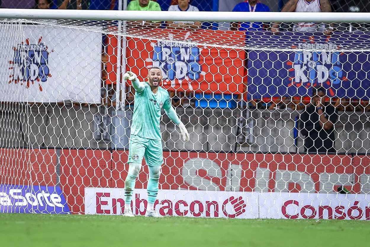 Weverton pelo Grêmio