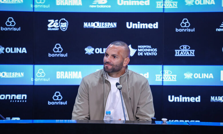 RS - FUTEBOL/ COLETIVA GREMIO 2026 - ESPORTES - Weverton, goleiro do Gremio, concede entrevista coletiva na Arena do Gremio sobre a sua convocação para a disputada da Copa do Mundo pela seleção Brasileira. FOTO: LUCAS UEBEL/GREMIO FBPA
