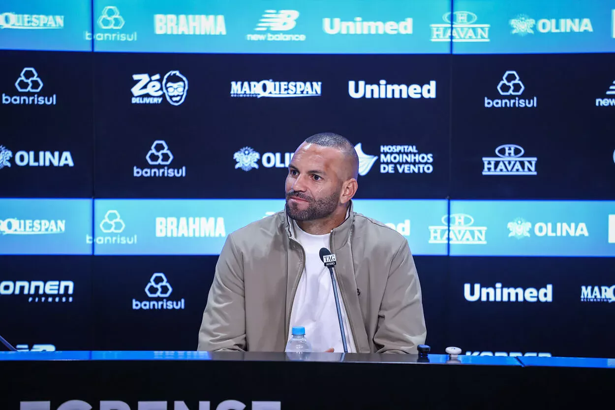 Grêmio vê brecha na CBF se Flamengo conseguir adiar jogo por convocados RS - FUTEBOL/ COLETIVA GREMIO 2026 - ESPORTES - Weverton, goleiro do Gremio, concede entrevista coletiva na Arena do Gremio sobre a sua convocação para a disputada da Copa do Mundo pela seleção Brasileira. FOTO: LUCAS UEBEL/GREMIO FBPA