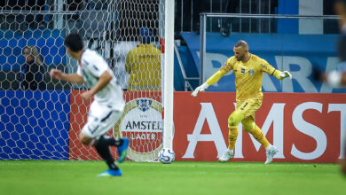 Ex-dirigente do Grêmio destaca atitude de Weverton com Kannemann durante vitória Kannemann no Grêmio